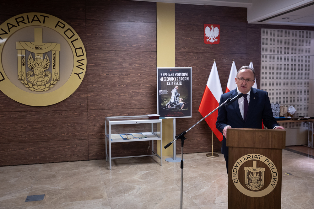 Uroczystości upamiętniające ofiary Zbrodni Katyńskiej. Na zdj. dr hab. Karol Polejowski, zastępca prezesa IPN – Warszawa, 12 kwietnia 2025. Fot. Sławek Kasper (IPN)