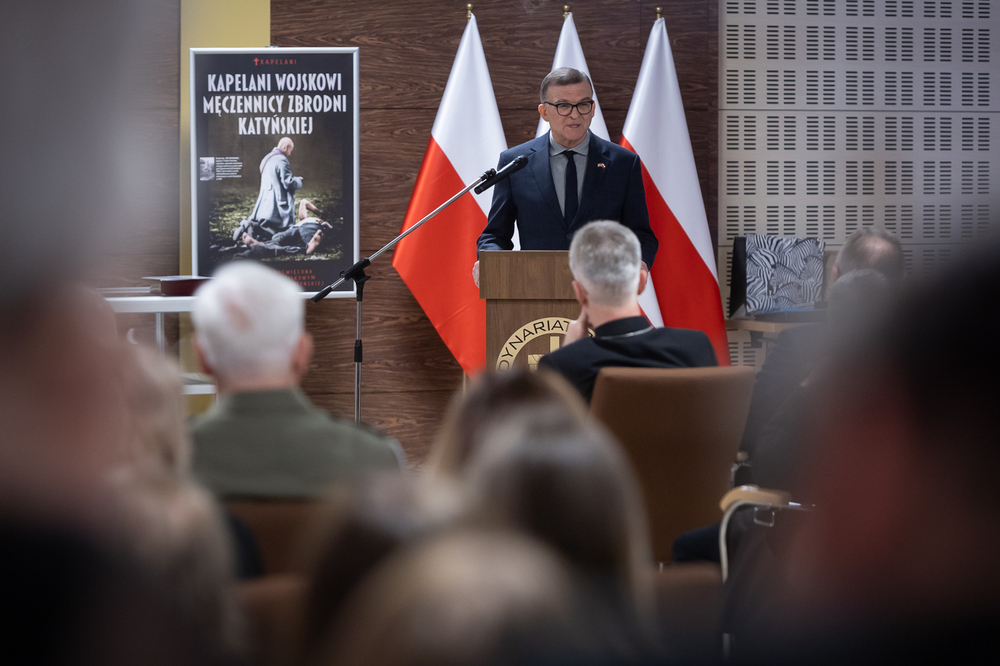 Uroczystości upamiętniające ofiary Zbrodni Katyńskiej. Na zdj. dr Tadeusz Wolsza – Warszawa, 12 kwietnia 2025. Fot. Sławek Kasper (IPN)