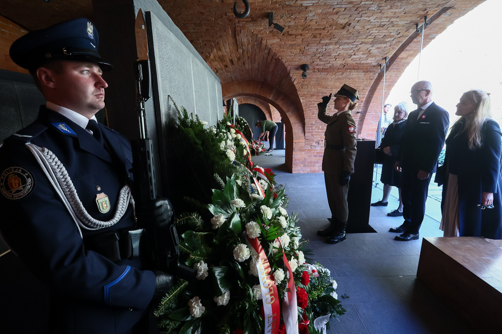 Obchody 85. rocznicy Zbrodni Katyńskiej. Kwiaty składa dr hab. Krzysztof Szwagrzyk, zastępca prezesa IPN – Warszawa, 13 kwietnia 2025. Fot. Sławek Kasper (IPN)