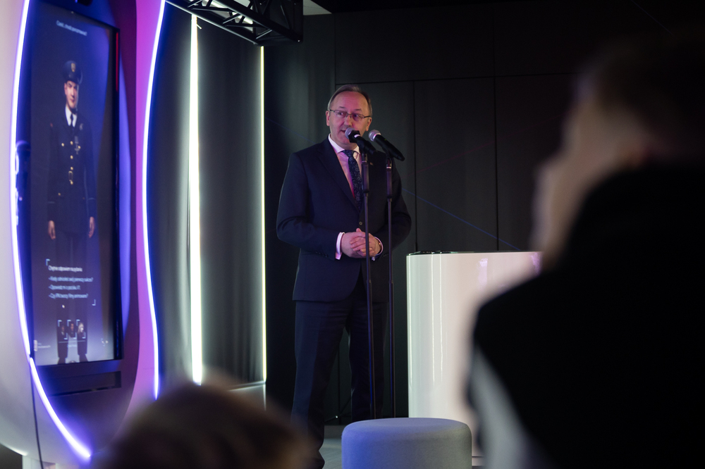 Najnowszy projekt edukacyjny Biura Nowych Technologii IPN „Cyfrowi Bohaterowie”. Na zdj. zastępca prezesa IPN dr hab. Karol Polejowski – Warszawa, 14 kwietnia 2025. Fot. Sławek Kasper (IPN)