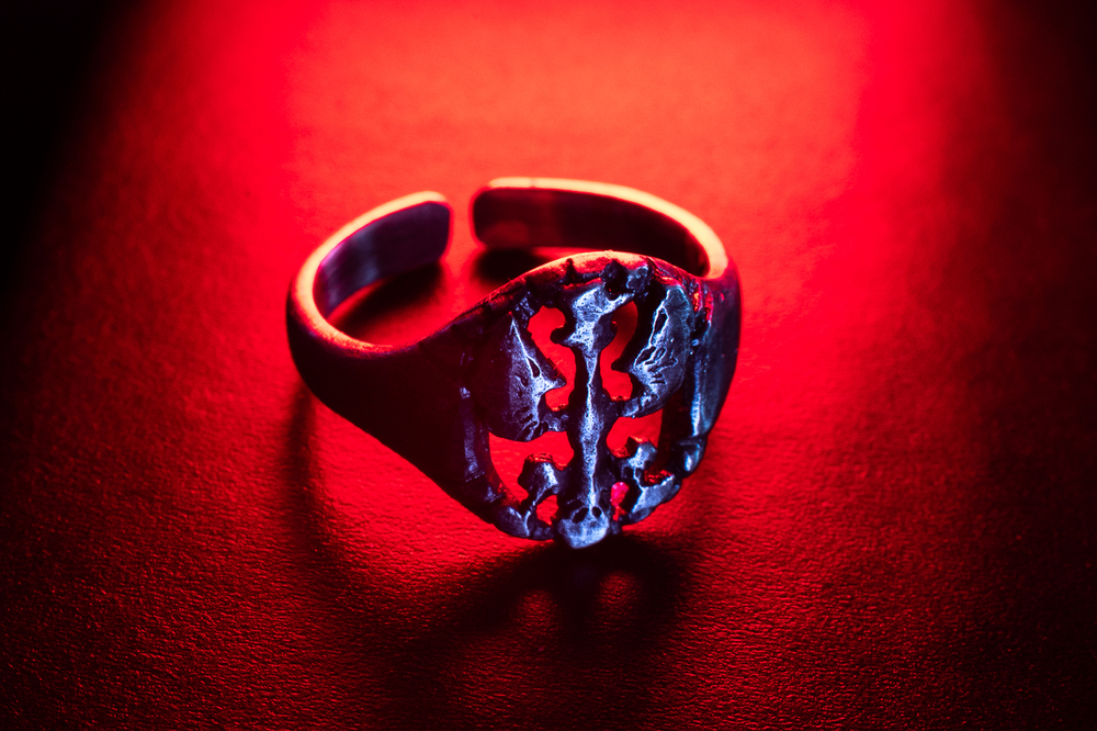 Replika sygnetu odnalezionego w dole śmierci w Miednoje podczas prac ekshumacyjnych w 1995 roku. Fot. Sławek Kasper (IPN)