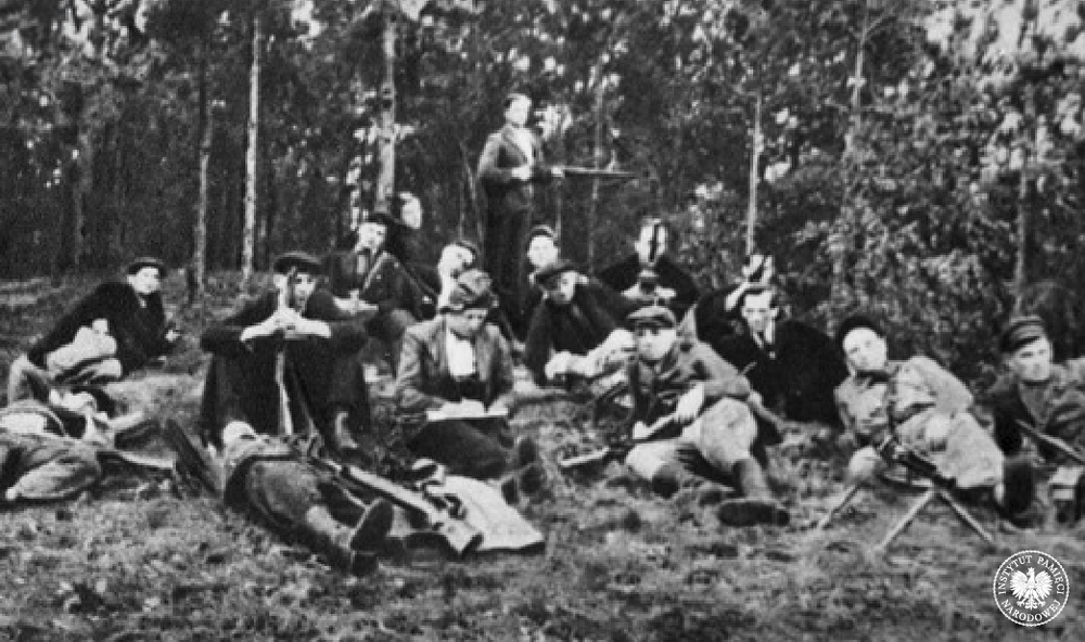 Grupa partyzantów Gwardii Ludowej podczas wypoczynku w lesie, 1942–1944 (fot. z zasobu IPN)