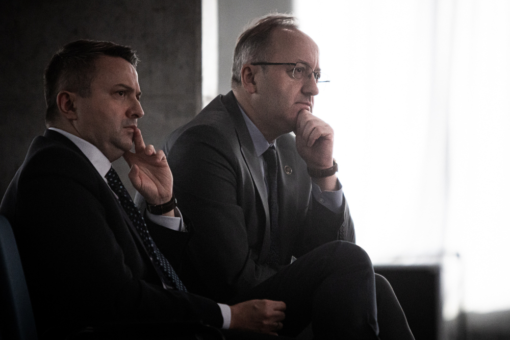 Debata naukowa „1945 – rok nowego zniewolenia. Doświadczenie Polski” – Warszawa, 16 kwietnia 2025. Na zdj. od lewej: dr Sebastian Pilarski (dyrektor BBH IPN), zastępca prezesa Instytutu Pamięci Narodowej dr hab. Karol Polejowski. Fot. Sławek Kasper (IPN)