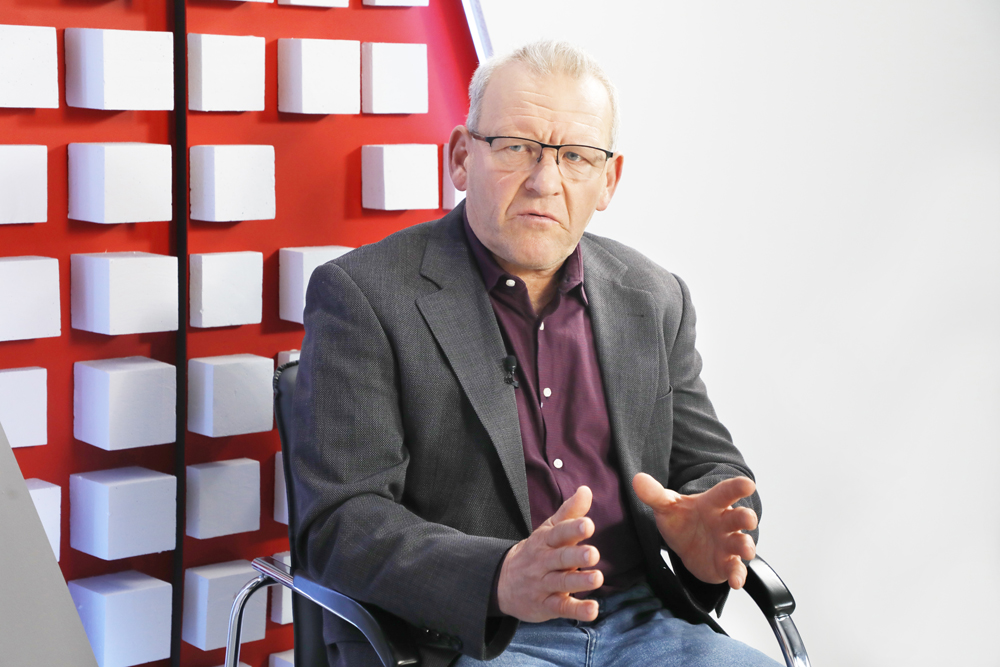 „Kulisy historii” odc. 212 „Dehumanizacja i eksperymenty medyczne” – 19 kwietnia 2025. Na zdj. prof. Bogdan Musiał – historyk, badacz XX wieku. Fot. Piotr Życieński (IPN)