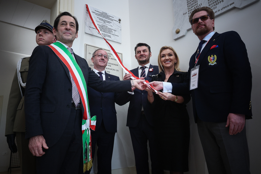 Delegacja IPN we Włoszech – 23 kwietnia 2025. Na zdj. od lewej: burmistrz Castenaso Carlo Gubellini, zastępca prezesa IPN dr hab. Karol Polejowski, szef Urzędu ds. Kombatantów i Osób Represjonowanych Lech Parell, konsul generalna RP w Mediolanie Agnieszka Gloria Kamińska, przedstawiciel Stowarzyszenia „Ułana Karpackiego” Andrzej Furman. Fot. Sławek Kasper (IPN)