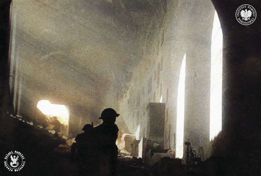 Żołnierze 12. Pułku Ułanów Podolskich należącego do 3. Dywizji Strzelców Karpackich pod dowództwem ppor. Kazimierza Gurbiela wkraczający do ruin klasztoru, 18 V 1944 r. fot. AIPN