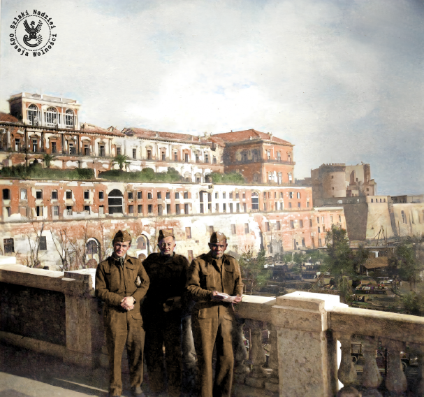Żołnierze 3. Dywizji Strzelców Karpackich na tle Pałacu Królewskiego w Neapolu w 1944 r., fot. AIPN