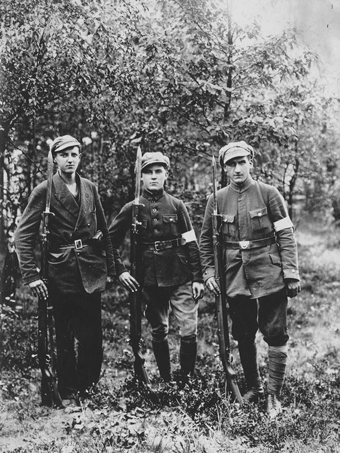 Powstańcy śląscy z terenu powiatu katowickiego w okresie III powstania śląskiego, na ramionach widoczne białe opaski, ze zbiorów Narodowego Archiwum Cyfrowego