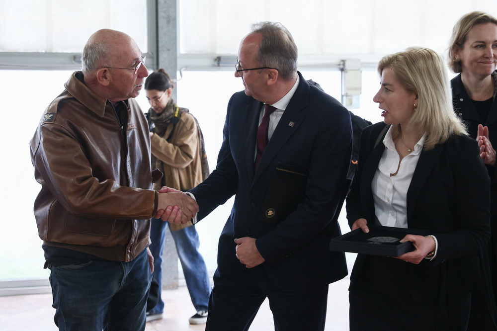W Bolonii zaprezentowaliśmy wystawę „Szlaki Nadziei. Odyseja Wolności”. Na zdj. od lewej: dyrektor Museo Memoriale della Liberta Arturo Ansaloni, zastępca prezesa IPN dr hab. Karol Polejowski i dyrektor BWM IPN Agnieszka Jędrzak – 25 kwietnia 2025. Fot. Sławek Kasper (IPN)