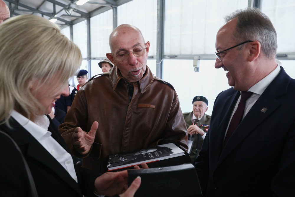 W Bolonii zaprezentowaliśmy wystawę „Szlaki Nadziei. Odyseja Wolności” W Bolonii zaprezentowaliśmy wystawę „Szlaki Nadziei. Odyseja Wolności”. Na zdj. od lewej: dyrektor BWM IPN Agnieszka Jędrzak, dyrektor Museo Memoriale della Liberta Arturo Ansaloni i zastępca prezesa IPN dr hab. Karol Polejowski – 25 kwietnia 2025. Fot. Sławek Kasper (IPN) – 25 kwietnia 2025. Fot. Sławek Kasper (IPN)
