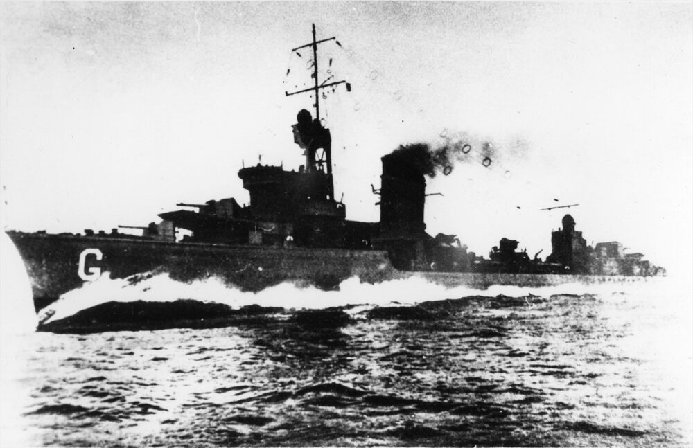 Nowy polski nieszczyciel ORP „Grom” podczas marszu na pełnej prędkości w czasie prób stoczniowych - widok lewej burty od strony dziobu. Na dziobie znak taktyczny - wielka biała litera „G”. Fot. AIPN