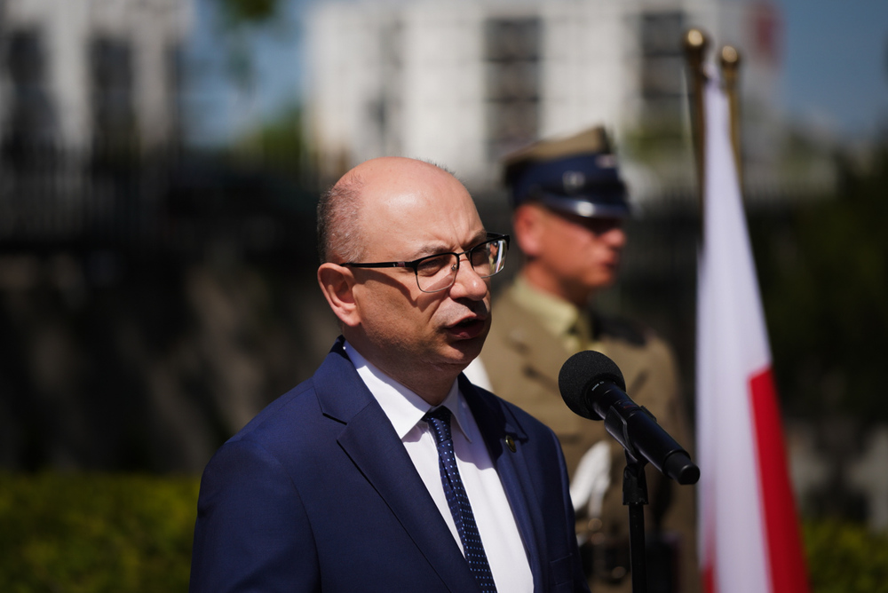 Uroczystości w 80. rocznicę oswobodzenia więźniów niemieckich obozów koncentracyjnych. Na zdj. zastępca prezesa IPN dr Mateusz Szpytma – Warszawa, 28 kwietnia 2025 r. Fot. Mateusz Niegowski (IPN)