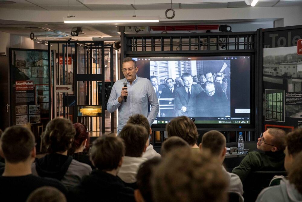 „Historia w artefaktach zapisana” – nowa wystawa Archiwum IPN w Izbie Pamięci Strzelecka 8 – Warszawa, 28 kwietnia 2025. Fot. Katarzyna Adamów (IPN)