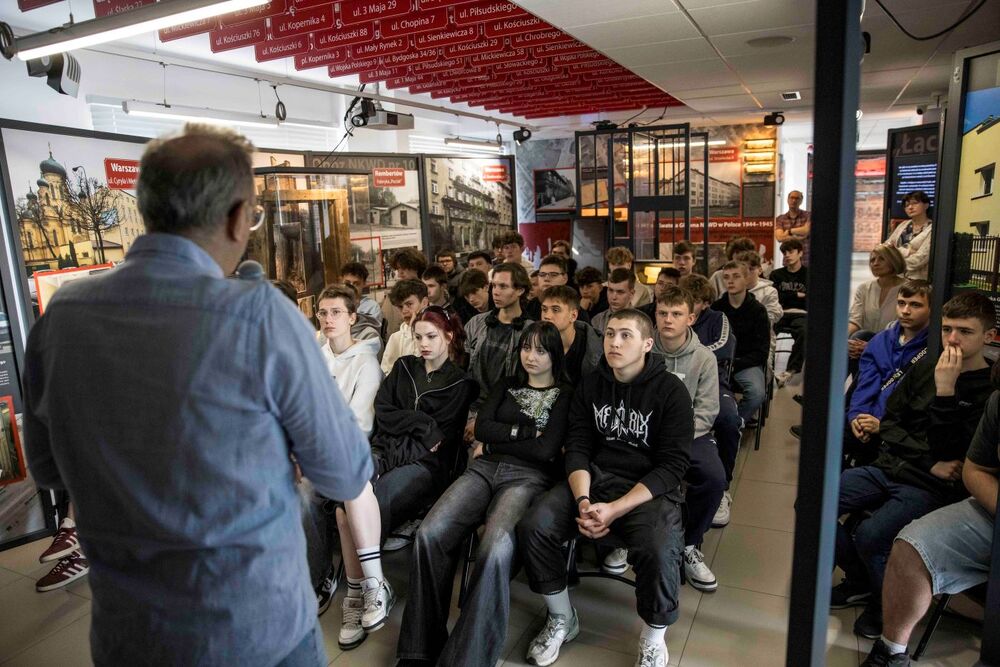 „Historia w artefaktach zapisana” – nowa wystawa Archiwum IPN w Izbie Pamięci Strzelecka 8 – Warszawa, 28 kwietnia 2025. Fot. Katarzyna Adamów (IPN)