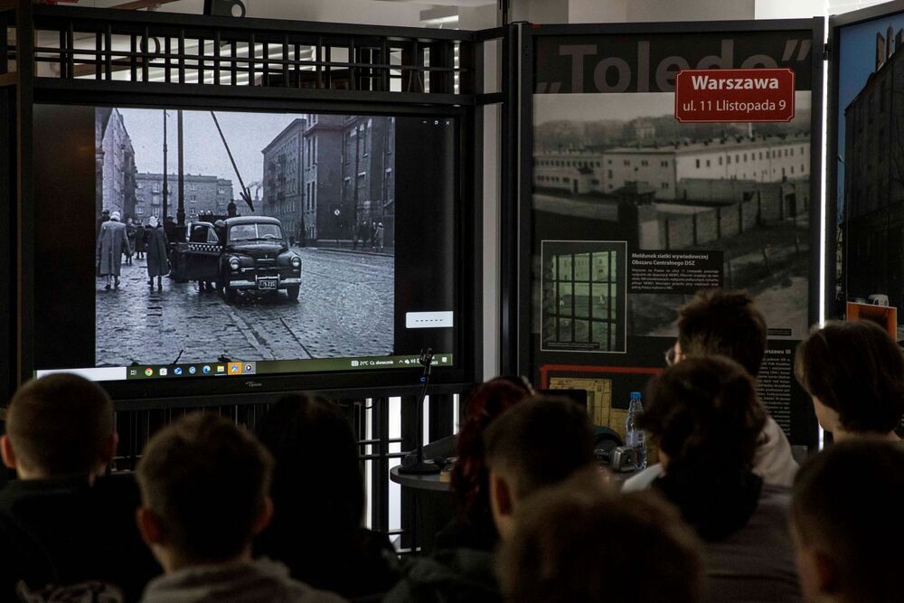 „Historia w artefaktach zapisana” – nowa wystawa Archiwum IPN w Izbie Pamięci Strzelecka 8 – Warszawa, 28 kwietnia 2025. Fot. Katarzyna Adamów (IPN)