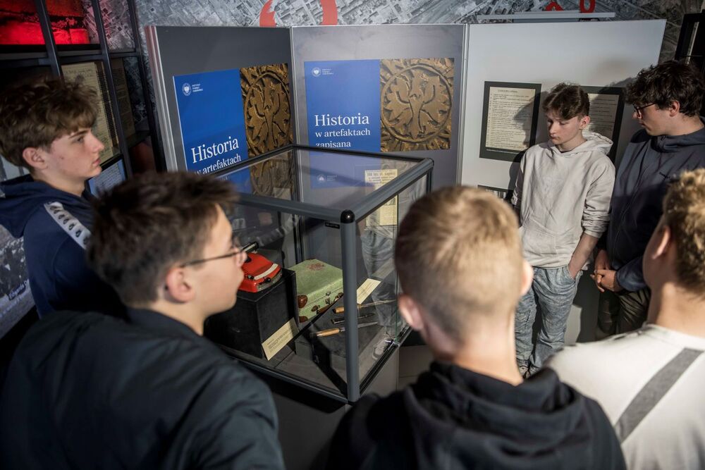 „Historia w artefaktach zapisana” – nowa wystawa Archiwum IPN w Izbie Pamięci Strzelecka 8 – Warszawa, 28 kwietnia 2025. Fot. Katarzyna Adamów (IPN)
