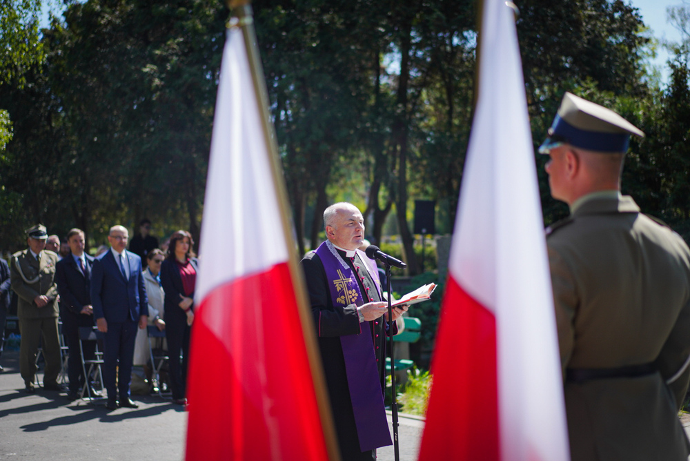 Uroczystości w 80. rocznicę oswobodzenia więźniów niemieckich obozów koncentracyjnych. Na zdj. kapelan warszawskiego Klubu b. Więźniarek KL Ravensbrück ks dr Robert Ogrodnik – Warszawa, 28 kwietnia 2025 r. Fot. Mateusz Niegowski (IPN)