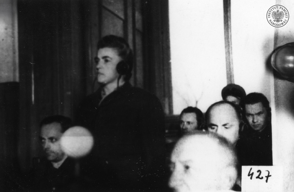 Strażniczka w KL Ravensbrück oraz kierowniczka obozu kobiecego w KL Auschwitz II Birkenau Maria Mandl vel Mandel podczas składania zeznań w czasie procesu byłych członków załogi obozu KL Auschwitz-Birkenau przed Najwyższym Trybunałem Narodowym w Krakowie w 1947 r. (fot. z zasobu AIPN)