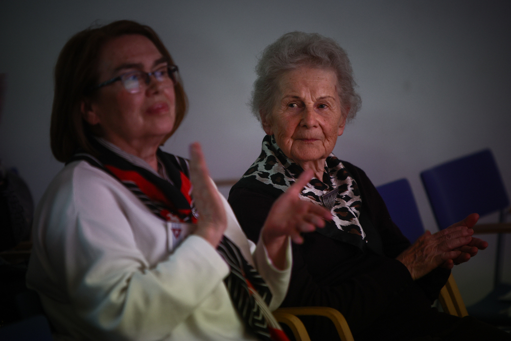 80. rocznica oswobodzenia więźniów KL Ravensbrück – Ravensbrück, 3 maja 2025. Na zdj. od lewej Wiceprezydent Miedzynarodowego Komitetu Ravensbrück Hanna Nowakowska, więźniarka Ravensbrück Barbara Piotrowska. Fot. Sławek Kasper (IPN)