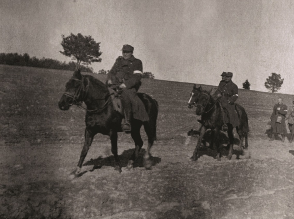 „Szczerbiec” prowadzi oddział na akcję bojową, Murowana Oszmianka, maj 1946 r. Fot. AIPN