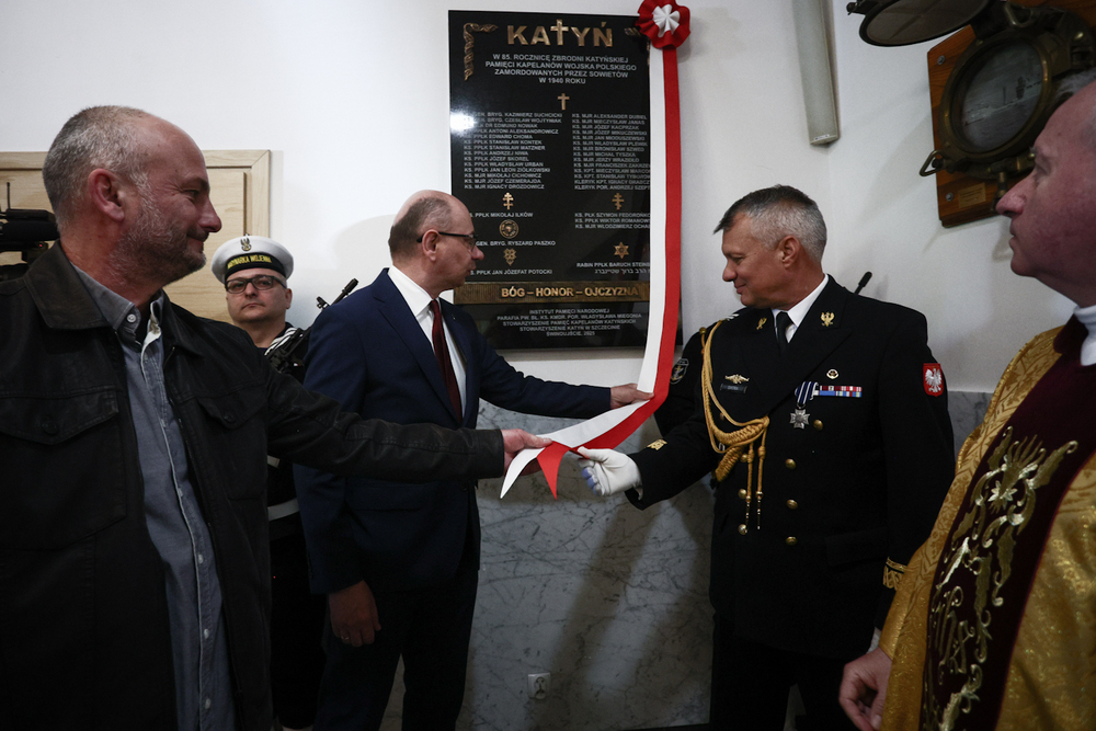 W Świnoujściu odsłoniliśmy tablicę poświęconą kapelanom katyńskim – 5 maja 2025. Fot. Sławek Kasper (IPN)