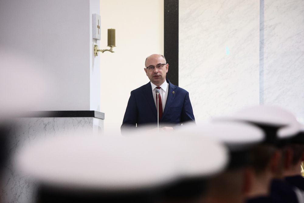 W Świnoujściu odsłoniliśmy tablicę poświęconą kapelanom katyńskim. Na zdj. zastępca prezesa IPN dr Mateusz Szpytma – 5 maja 2025. Fot. Sławek Kasper (IPN)