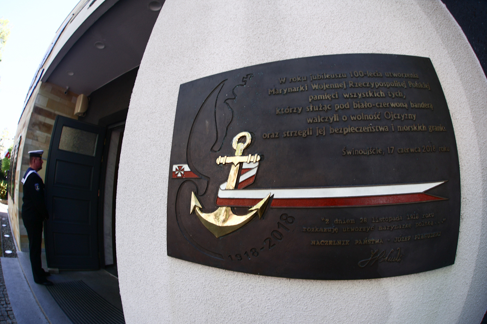 W Świnoujściu odsłoniliśmy tablicę poświęconą kapelanom katyńskim – 5 maja 2025. Fot. Sławek Kasper (IPN)