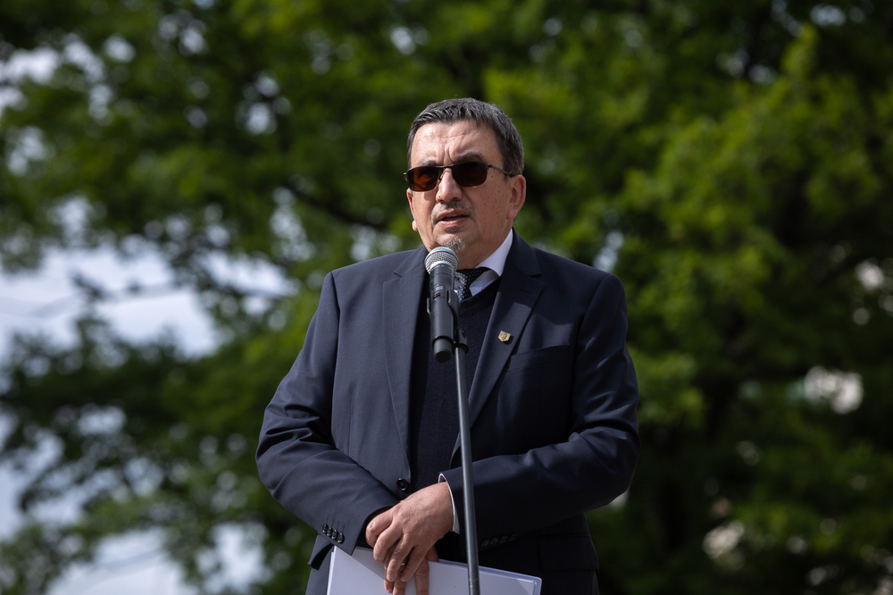 W Warszawie otworzyliśmy wystawę plenerową IPN „Niepokonani”. Na zdj. dyrektor warszawskiego oddziału IPN dr Tomasz Łabuszewski – 7 maja 2025. Fot. Sławek Kasper (IPN)