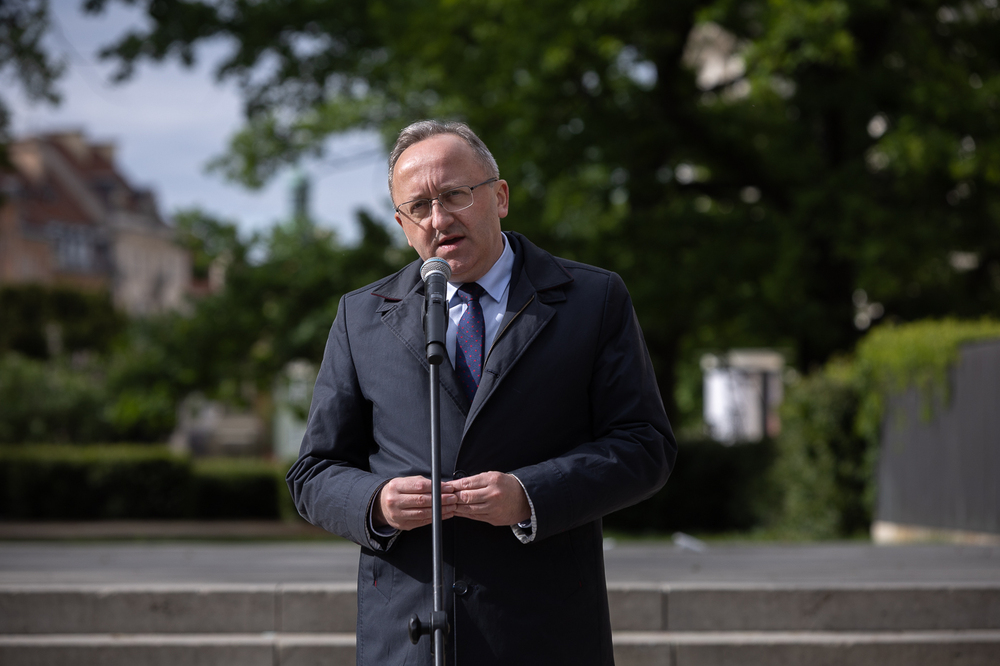 W Warszawie otworzyliśmy wystawę plenerową IPN „Niepokonani”. Na zdj. zastępca prezesa IPN dr hab. Karol Polejowski – 7 maja 2025. Fot. Sławek Kasper (IPN)