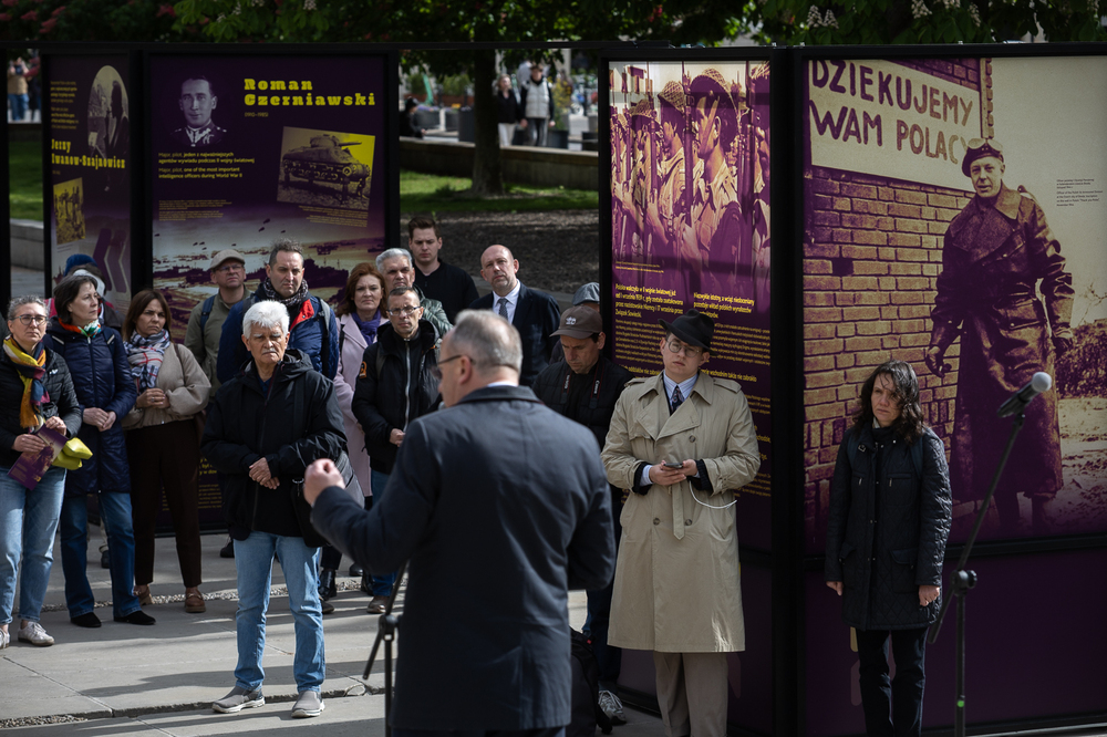 W Warszawie otworzyliśmy wystawę plenerową IPN „Niepokonani” – 7 maja 2025. Fot. Sławek Kasper (IPN)
