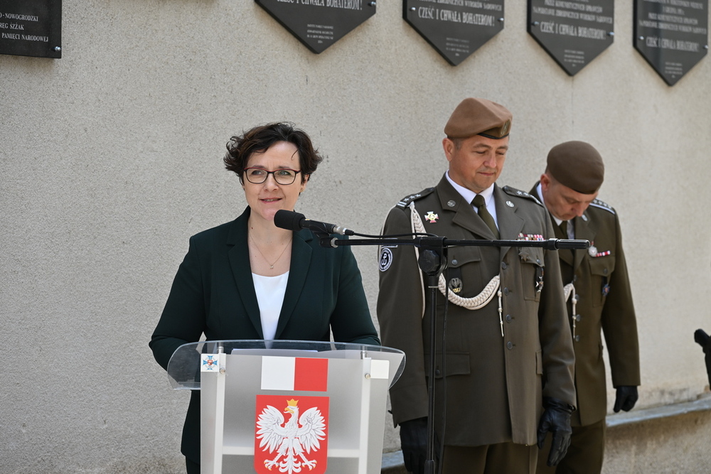 74. rocznica śmierci kpt. Gracjana Klaudiusza Fróga ps. „Szczerbiec”. Na zdj. dyrektor MŻWiWP PRL Adrianna Garnik – Warszawa, 11 maja 2025. Fot. Agnieszka Głowacka (MŻWiWP PRL)