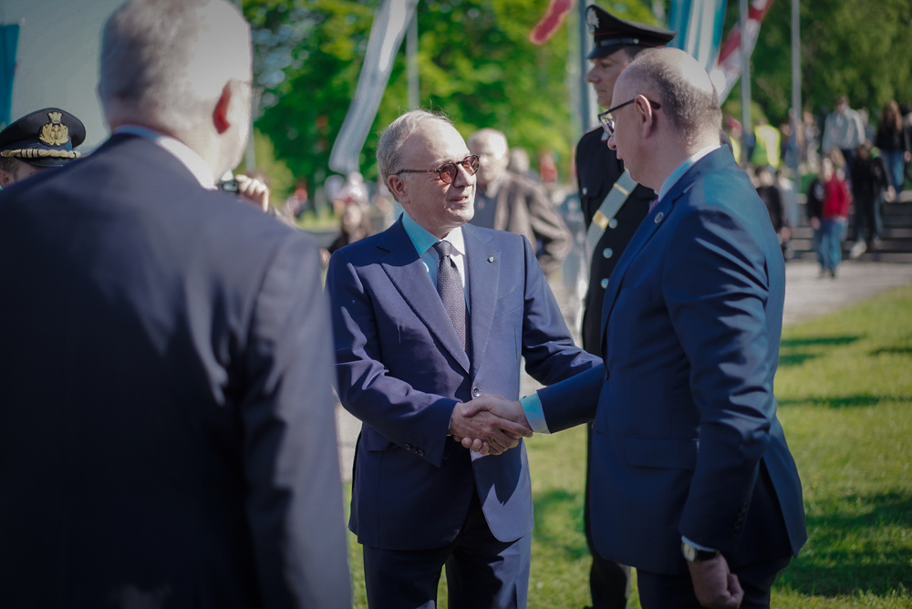 Obchody 80. rocznicy wyzwolenia obozu koncentracyjnego Mauthausen-Gusen. Na zdj. ambasador Włoch w Austrii Giovanni Pugliese i zastępca prezesa IPN dr Mateusz Szpytma – 11 maja 2025. Fot. Mateusz Niegowski (IPN)