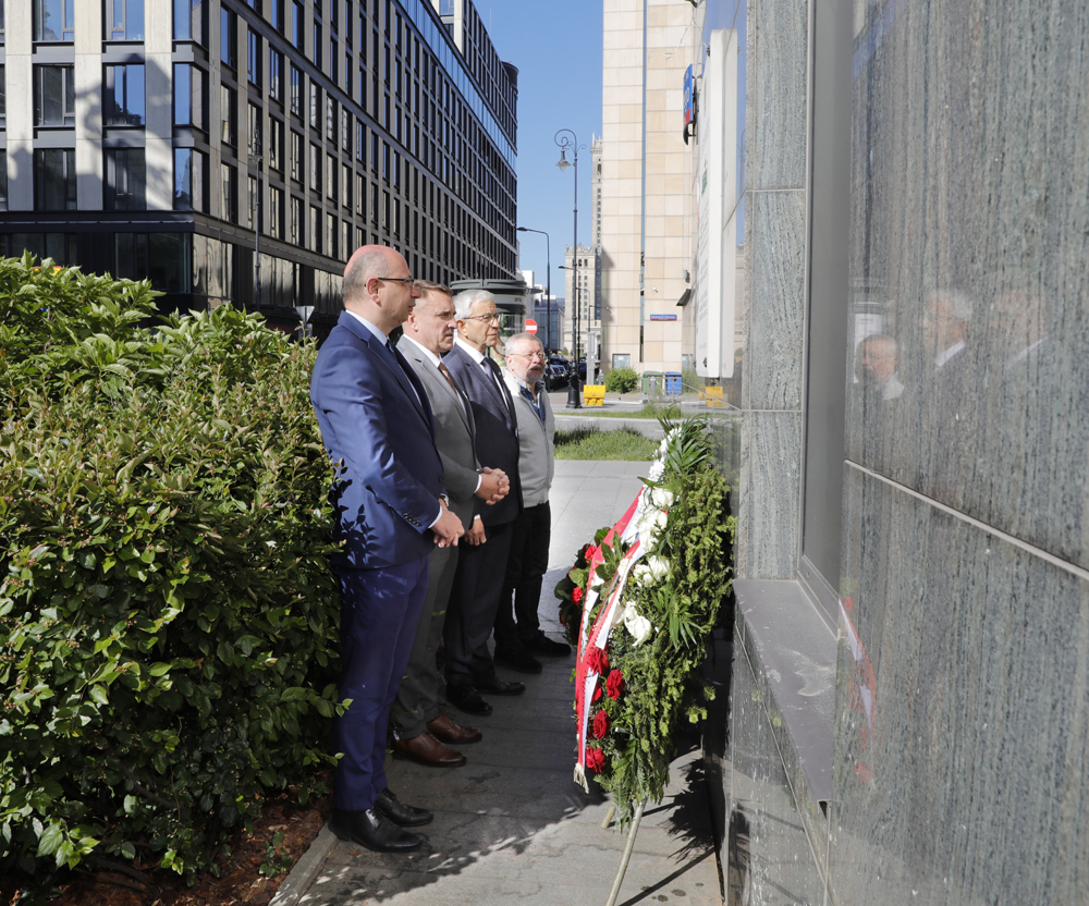 Dr Mateusz Szpytma, zastępca prezesa IPN oraz przedstawiciele NSZZ RI „Solidarność” złożyli kwiaty pod tablicą upamiętniającą rolniczą „Solidarność” – Warszawa, 12 maja 2025. Fot. Piotr Życieński (IPN)