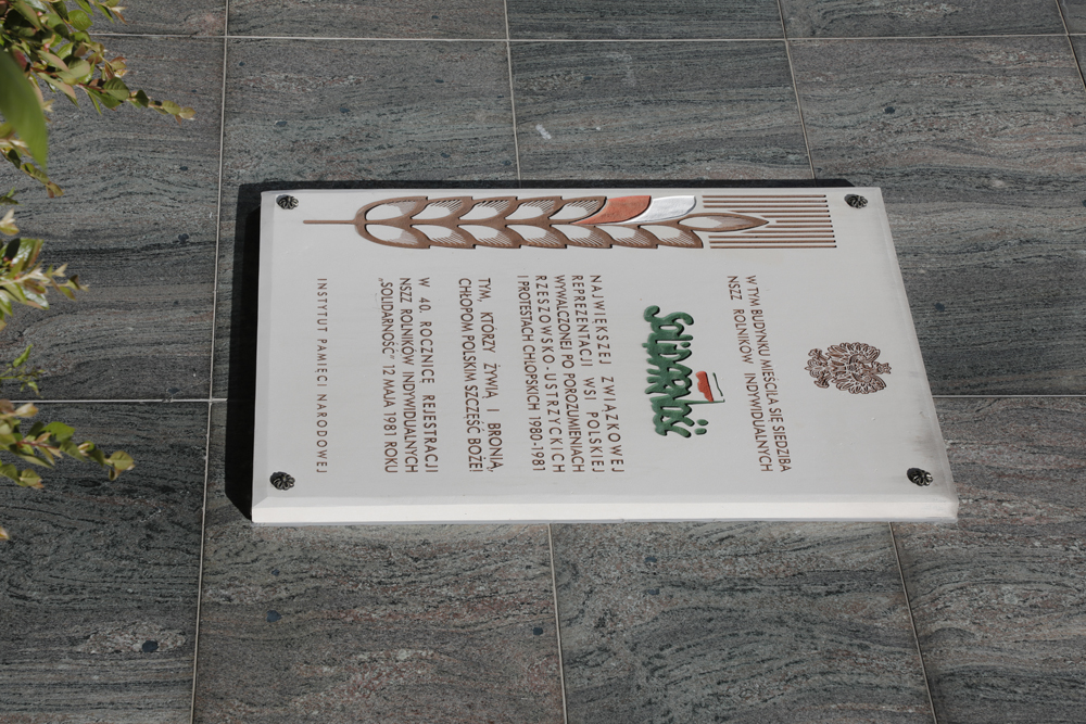 Tablica upamiętniająca Niezależny Samorządny Związek Zawodowy Rolników Indywidualnych „Solidarność” – Warszawa, 12 maja 2025. Fot. Piotr Życieński (IPN)