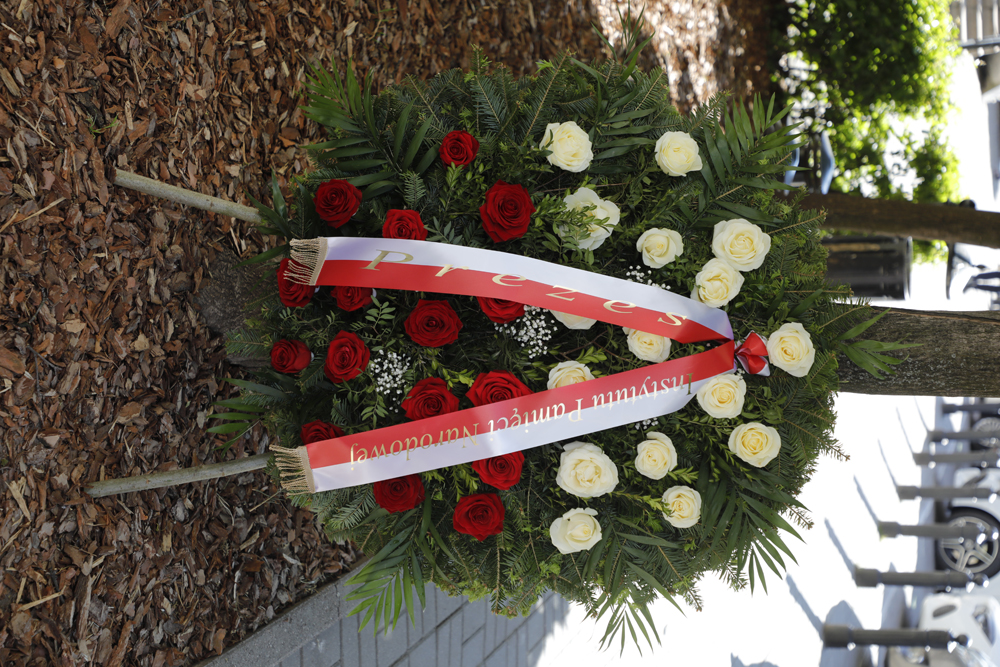 Dr Mateusz Szpytma, zastępca prezesa IPN oraz przedstawiciele NSZZ RI „Solidarność” złożyli kwiaty pod tablicą upamiętniającą rolniczą „Solidarność” – Warszawa, 12 maja 2025. Fot. Piotr Życieński (IPN)