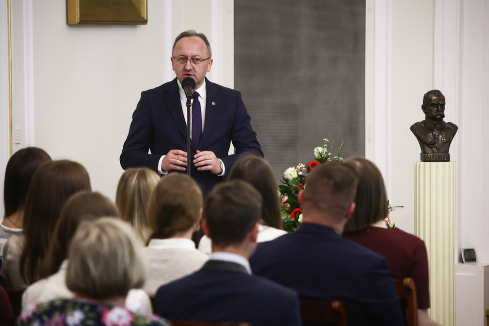 Centralne obchody upamiętniające Marszałka Józefa Piłsudskiego w 90. rocznicę śmierci – Warszawa, 12 maja 2025. Na zdj. zastępca prezesa IPN dr hab. Karol Polejowski. Fot. Sławek Kasper (IPN)