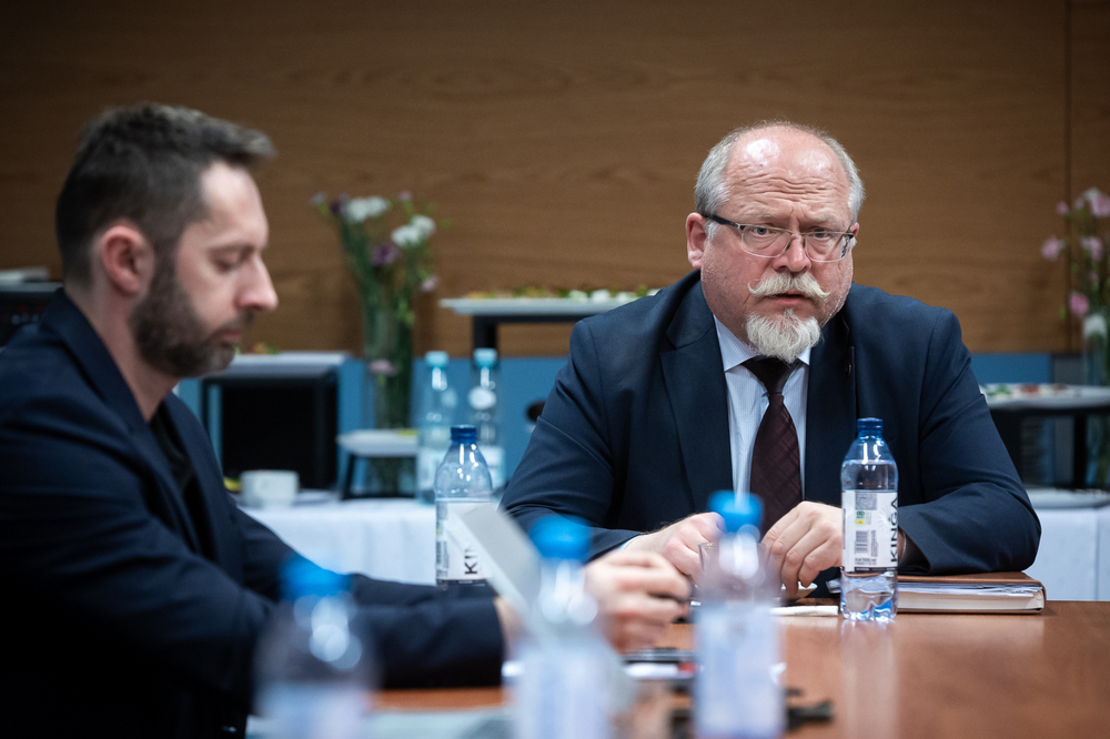 Wizyta delegacji z Albanii w IPN. Na zdj. od lewej: zastępca dyrektora BWM dr Mateusz Marek i dyrektor BUWiM Adam Siwek – Warszawa, 13 maja 2025. Fot. Sławek Kasper (IPN)