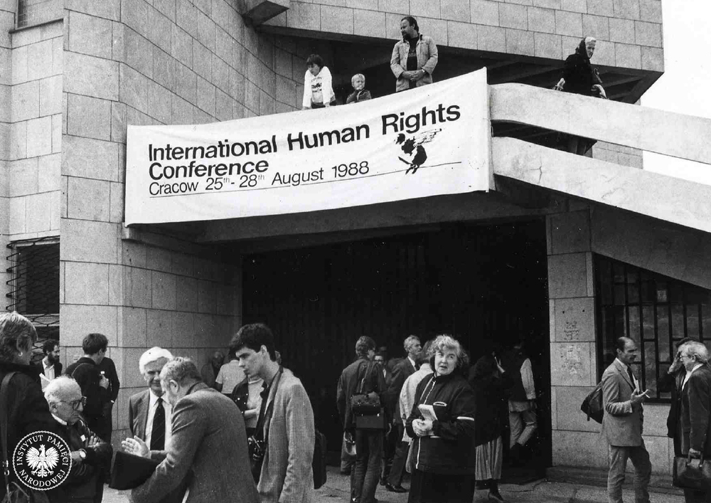 Międzynarodowa Konferencja Praw Człowieka w Mistrzejowicach w dniach 25-28 VIII 1988 r., Kraków-Nowa Huta 26 VIII 1988 r., wejście główne do kościoła (fot. AIPN)