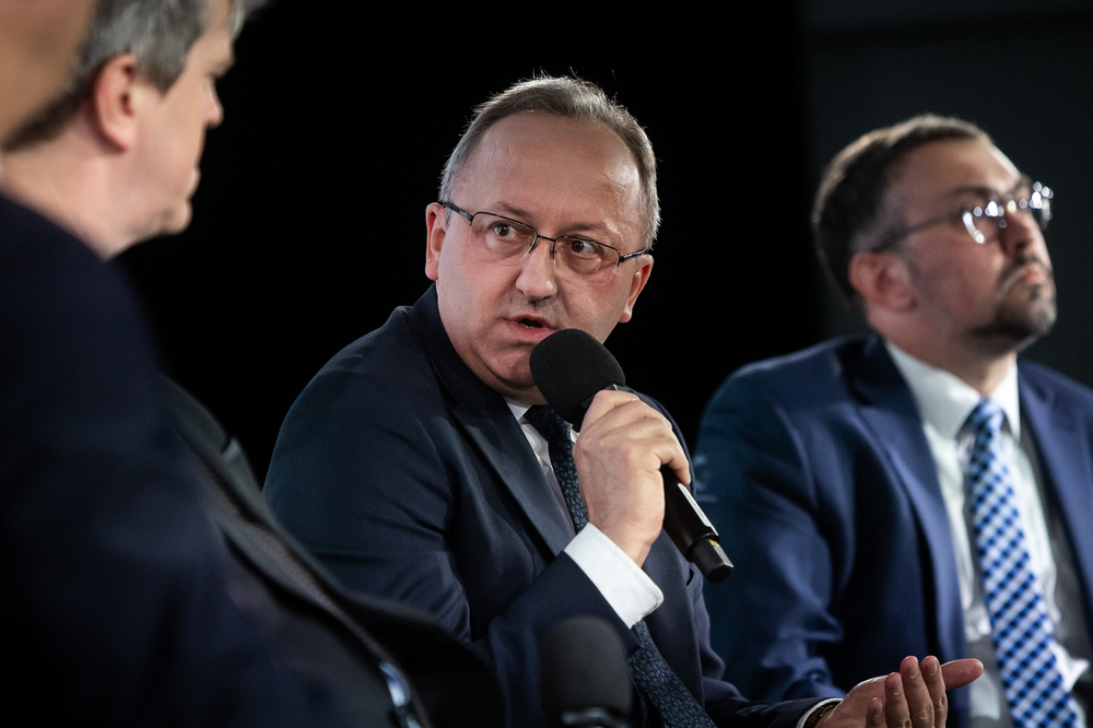 Międzynarodowa dyskusja naukowa „1945 – rok nowego zniewolenia. Doświadczenie Europy Środkowo-Wschodniej”. Na zdj. zastępca prezesa IPN dr hab. Karol Polejowski – Warszawa, 14 maja 2025. Fot. Sławek Kasper (IPN)