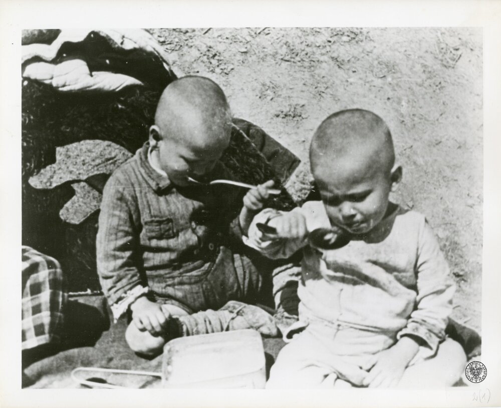Dzieci polskie deportowane przez sowiecką Rosję na nieludzką ziemię; 1941. Fot. AIPN