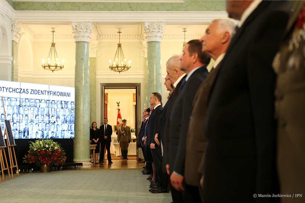 Wręczenie not identyfikacyjnych rodzinom ofiar totalitaryzmów w 2017 roku