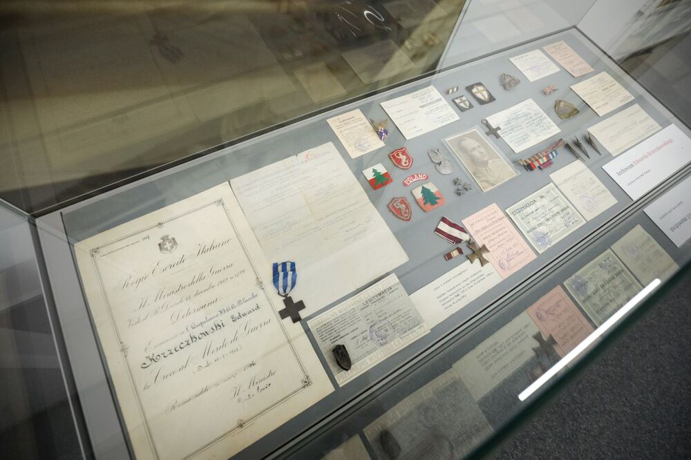 Materiały z archiwum rodziny Krzeczkowskich przekazane do Archiwum IPN (fot. Mikołaj Bujak/IPN)