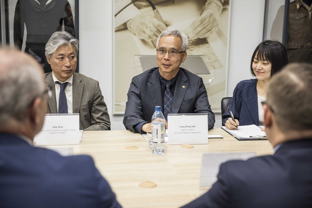 IPN podpisał „Memorandum o porozumieniu i wymianie” z Koreańską Organizacją Pamięci o Wojnie, reprezentującą Muzeum Wojny Koreańskiej – Warszawa, 19 maja 2025. Fot. Katarzyna Adamów (IPN)