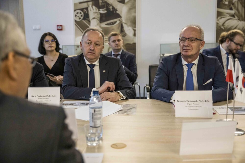 IPN podpisał „Memorandum o porozumieniu i wymianie” z Koreańską Organizacją Pamięci o Wojnie, reprezentującą Muzeum Wojny Koreańskiej. Na zdj. zastępcy prezesa IPN, od lewej: dr hab. Karol Polejowski oraz dr hab. Krzysztof Szwagrzyk – Warszawa, 19 maja 2025. Fot. Katarzyna Adamów (IPN)