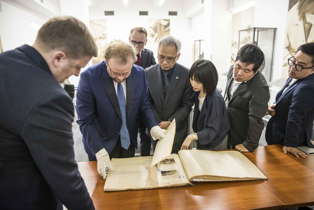 IPN podpisał „Memorandum o porozumieniu i wymianie” z Koreańską Organizacją Pamięci o Wojnie, reprezentującą Muzeum Wojny Koreańskiej – Warszawa, 19 maja 2025. Fot. Katarzyna Adamów (IPN)