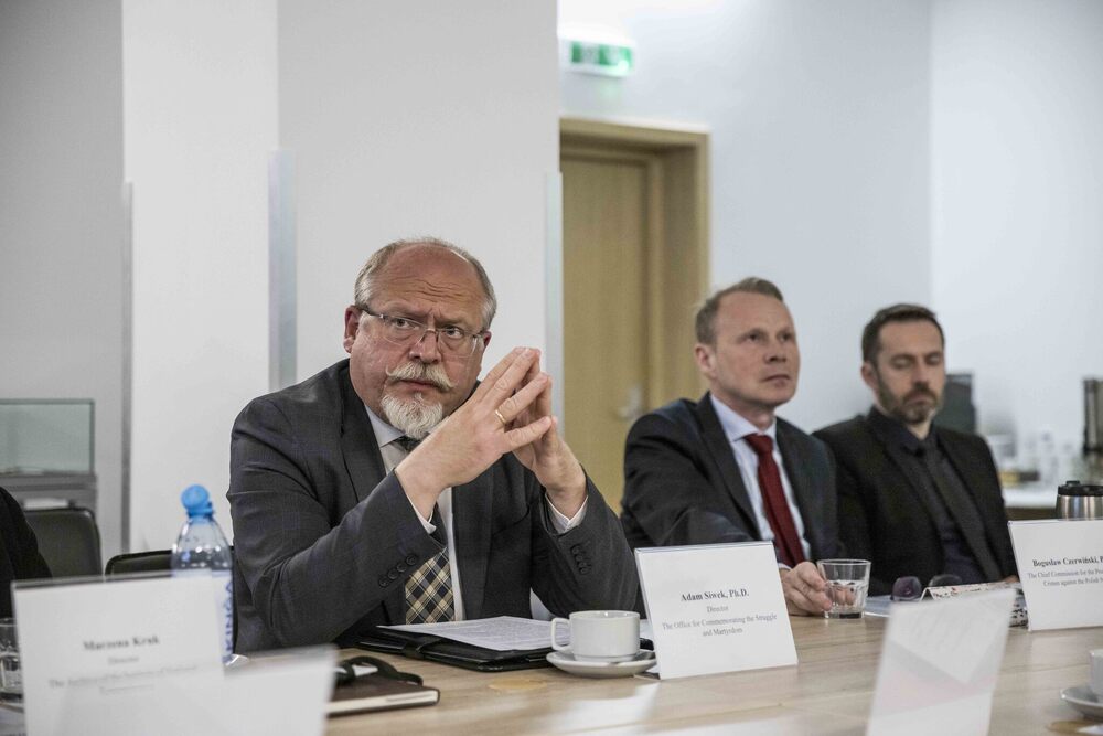 IPN podpisał „Memorandum o porozumieniu i wymianie” z Koreańską Organizacją Pamięci o Wojnie, reprezentującą Muzeum Wojny Koreańskiej. Na zdj. od lewej: dyrektor BUWiM Adam Siwek, prokurator Głównej Komisji Ścigania Zbrodni przeciwko Narodowi Polskiemu dr Bogusław Czerwiński oraz zastępca dyrektora BWM dr Mateusz Marek – Warszawa, 19 maja 2025. Fot. Katarzyna Adamów (IPN)