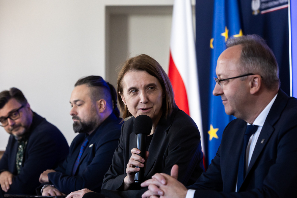 Konferencja prasowa dotycząca zakończenia prac ekshumacyjnych w dawnej wsi Puźniki na terytorium Ukrainy. Na zdj. (od prawej) dr hab. Karol Polejowski, zastępca prezesa IPN, Hanna Wróblewska, szefowa MKiDN, prof. Andrzej Ossowski z PUM oraz Maciej Dancewicz, wiceprezes Fundacji „Wolność i Demokracja”  – Warszawa, 21 maja 2025. Fot. Sławek Kasper (IPN)