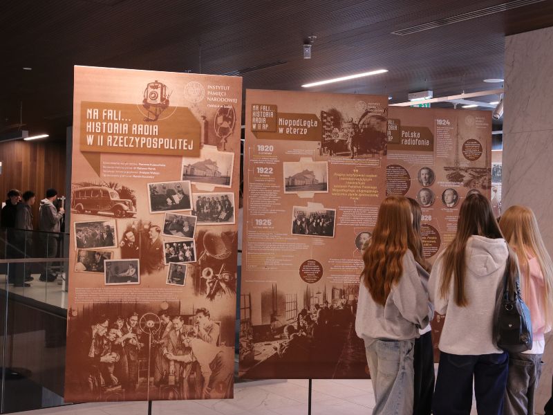 „Na fali… Historia radia w II Rzeczypospolitej” – wystawa z okazji 100-lecia powstania ogólnopolskiej rozgłośni radiowej w wolnej Polsce. Fot. Agnieszka Szajewska (IPN)