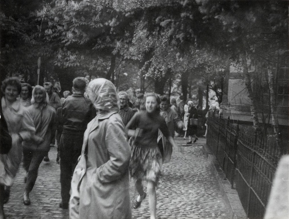 Plac Wielkopolski – na prawo Dom Katolicki – ucieczka przed gazami łzawiącymi, początek interwencji MO. Fot. AIPN