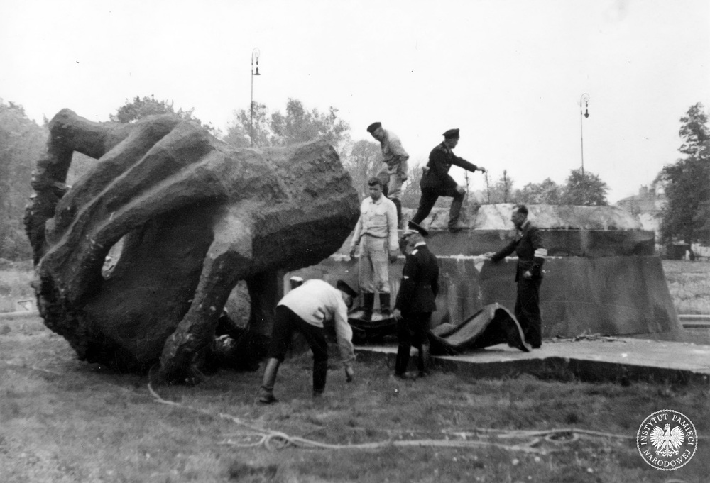 Fragment pomnika Chopina po jego wysadzeniu, 31 maja 1940 r., Archiwum rodzinne: Janusz Kaźmierczak (fot. z zasobu IPN)